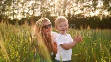 幸福家庭的概念.. 在黑麦田里，孩子和他的母亲喜欢在<strong>小穗</strong>上互相微笑